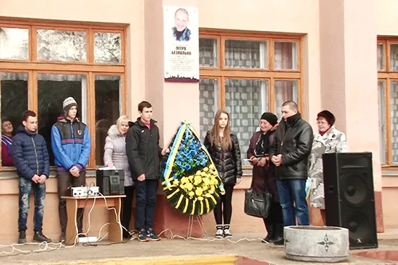 На честь загиблого в АТО прикарпатського спецназівця відкрили анотаційну дошку (Фото) — фото 1