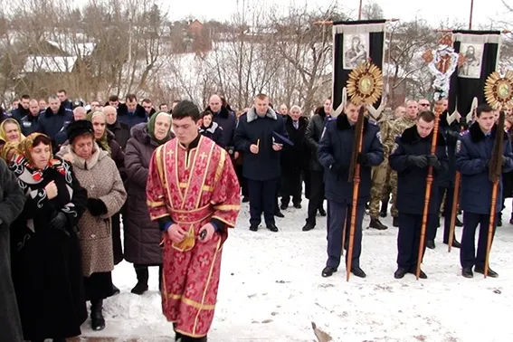 Пам'ять про загиблого в АТО прикарпатського міліціонера увіковічнили меморіальною дошкою та капличкою (Фото) — фото 1
