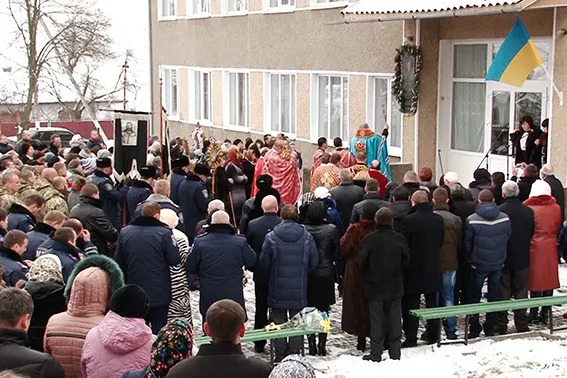 Пам'ять про загиблого в АТО прикарпатського міліціонера увіковічнили меморіальною дошкою та капличкою (Фото) — фото 4