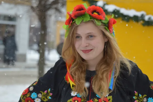 Під відкритим небом дівчати у національному вбранні організувати фотосесію, щоб підтримати бійців у зоні АТО (Фото) — фото 1