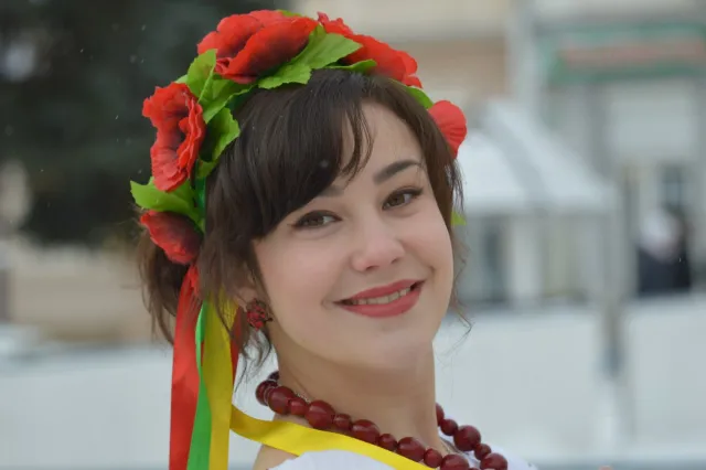Під відкритим небом дівчати у національному вбранні організувати фотосесію, щоб підтримати бійців у зоні АТО (Фото) — фото 3