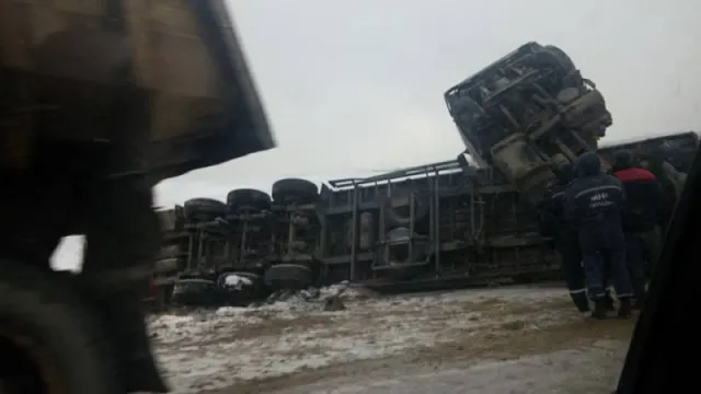 Жахливе ДТП на Прикарпатті: перекинулась вантажівка (Фото) — фото 1