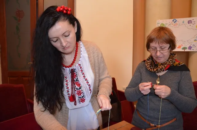 В Івано-Франківську робили патріотичні книжкові закладки з тризубом (Фото) — фото 2