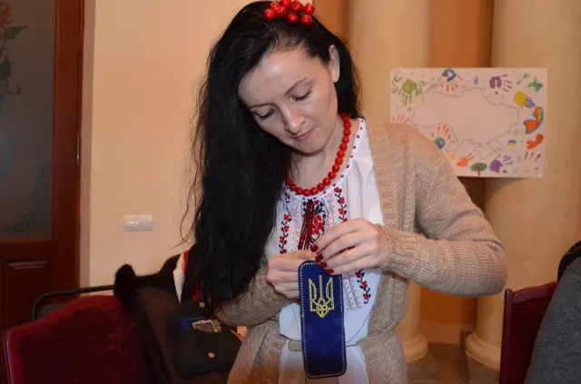 В Івано-Франківську робили патріотичні книжкові закладки з тризубом (Фото) — фото 3