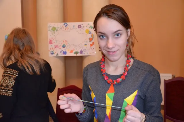 В Івано-Франківську робили патріотичні книжкові закладки з тризубом (Фото) — фото 4