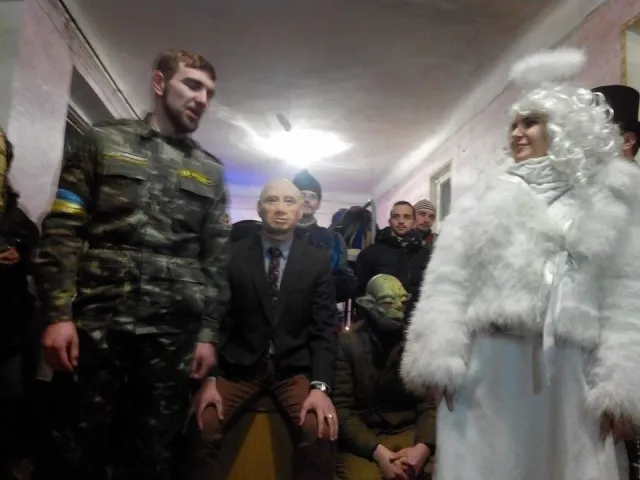 «Фронтовий вертеп» з Івано-Франківська продовжує відвідувати все нові військові і міліцейські частини у зоні АТО (Фоторепортаж) — фото 13