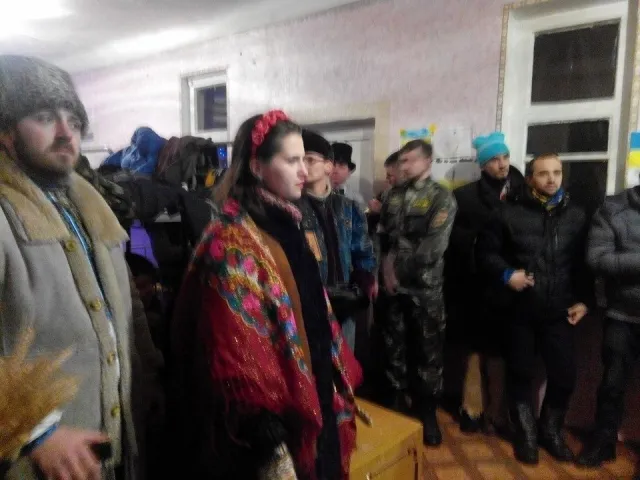 «Фронтовий вертеп» з Івано-Франківська продовжує відвідувати все нові військові і міліцейські частини у зоні АТО (Фоторепортаж) — фото 7
