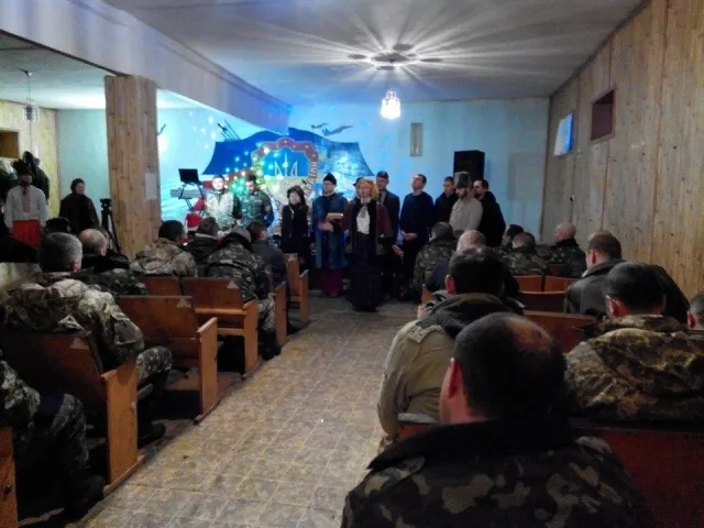 «Фронтовий вертеп» з Івано-Франківська продовжує відвідувати все нові військові і міліцейські частини у зоні АТО (Фоторепортаж) — фото 8