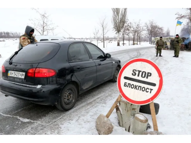 Прикарпатські правоохоронці контролюють в'їзд до Маріуполя (Фото) — фото 9