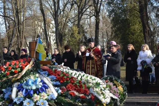Сьогодні відбулась поминальна панахида за загиблими героями Майдану та військовими які загинули в зоні АТО (Фото) — фото 1