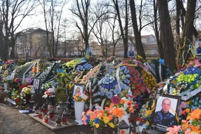 Сьогодні відбулась поминальна панахида за загиблими героями Майдану та військовими які загинули в зоні АТО (Фото) — фото 5
