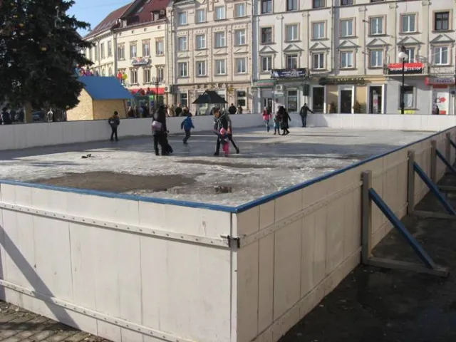Ковзанці біля міської ратуші не судилось довго жити (Фото) — фото 1