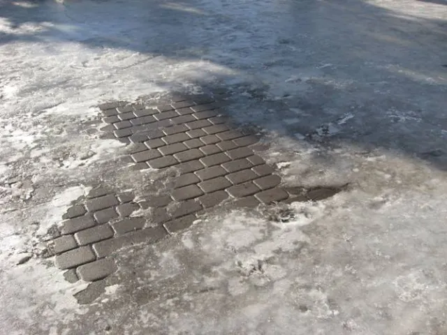 Ковзанці біля міської ратуші не судилось довго жити (Фото) — фото 3