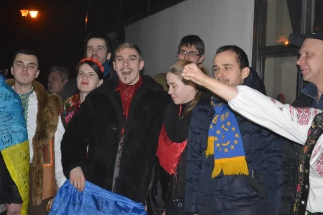 «Фронтовий вертеп-2015» на сході зустрічали зі сльозами на очах (Фото) — фото 1