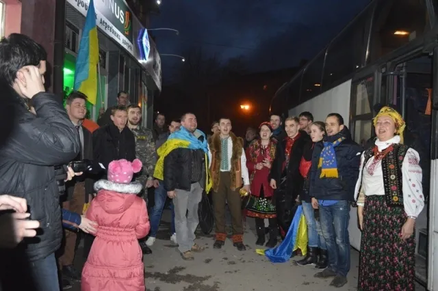 «Фронтовий вертеп-2015» на сході зустрічали зі сльозами на очах (Фото) — фото 2