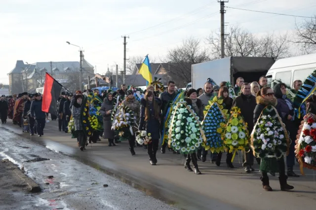 В Івано-Франківську прощалися з волонтером-медиком Ярославом Чомком, який загинув у зоні АТО (Фоторепортаж) — фото 12