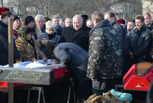 В Івано-Франківську прощалися з волонтером-медиком Ярославом Чомком, який загинув у зоні АТО (Фоторепортаж) — фото 15