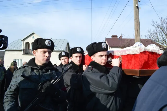 В Івано-Франківську прощалися з волонтером-медиком Ярославом Чомком, який загинув у зоні АТО (Фоторепортаж) — фото 3