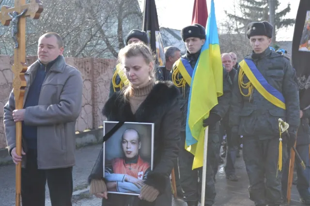 В Івано-Франківську прощалися з волонтером-медиком Ярославом Чомком, який загинув у зоні АТО (Фоторепортаж) — фото 6
