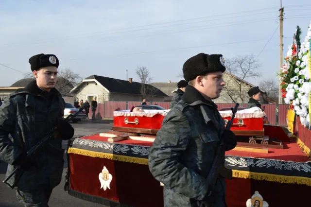 В Івано-Франківську прощалися з волонтером-медиком Ярославом Чомком, який загинув у зоні АТО (Фоторепортаж) — фото 9