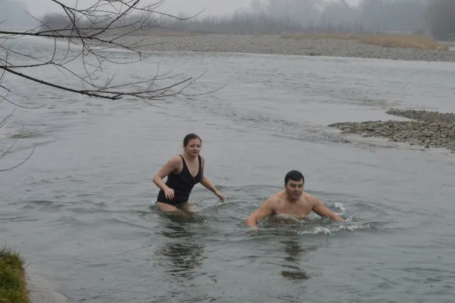 На Водохреща іванофранківці купалися в Бистриці  (Фоторепортаж) — фото 11