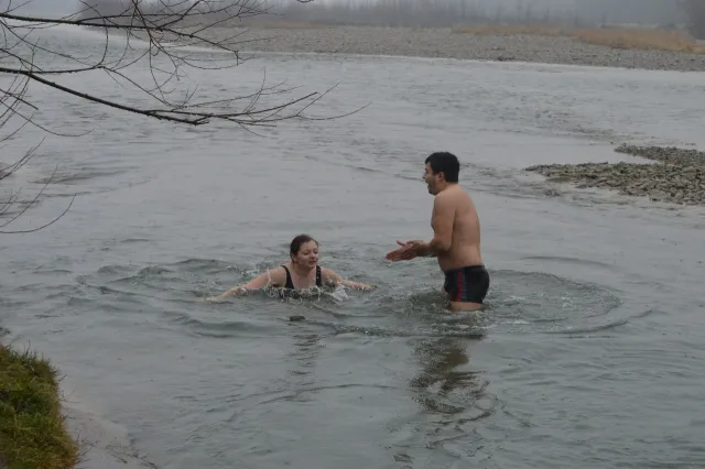 На Водохреща іванофранківці купалися в Бистриці  (Фоторепортаж) — фото 5