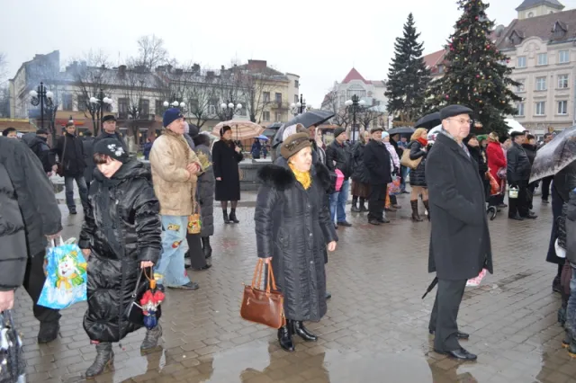 В Івано-Франківську щедрували та святили воду (Фоторепортаж) — фото 2