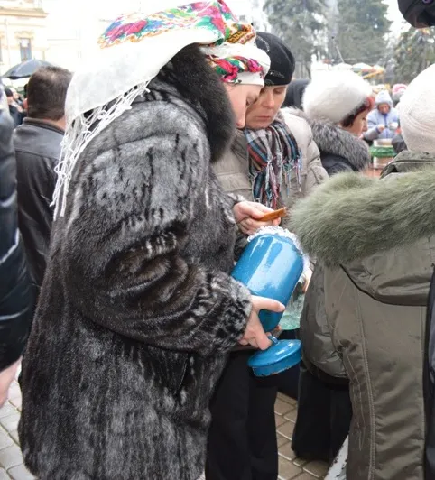 В Івано-Франківську щедрували та святили воду (Фоторепортаж) — фото 7