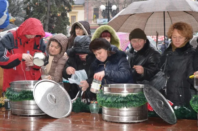 В Івано-Франківську щедрували та святили воду (Фоторепортаж) — фото 9