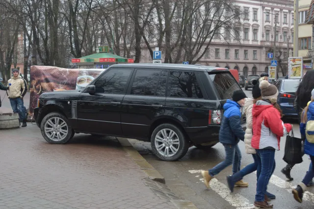 В Івано-Франківську молодь полювала на «авторагулів» (Фоторепортаж) — фото 1