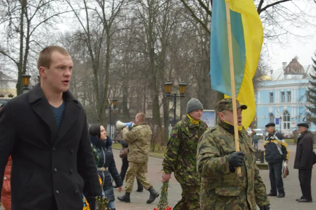 В Івано-Франківську до Дня Соборності організували Марш єдності та «живий ланцюг» (Фоторепортаж) + (Відео) — фото 12