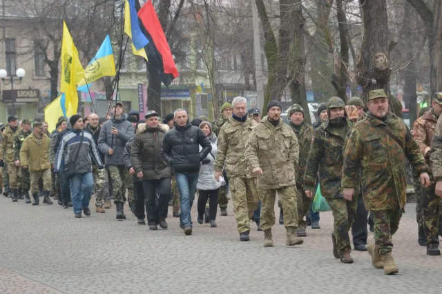 В Івано-Франківську до Дня Соборності організували Марш єдності та «живий ланцюг» (Фоторепортаж) + (Відео) — фото 13