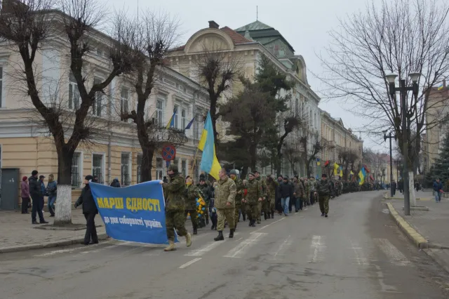 В Івано-Франківську до Дня Соборності організували Марш єдності та «живий ланцюг» (Фоторепортаж) + (Відео) — фото 8