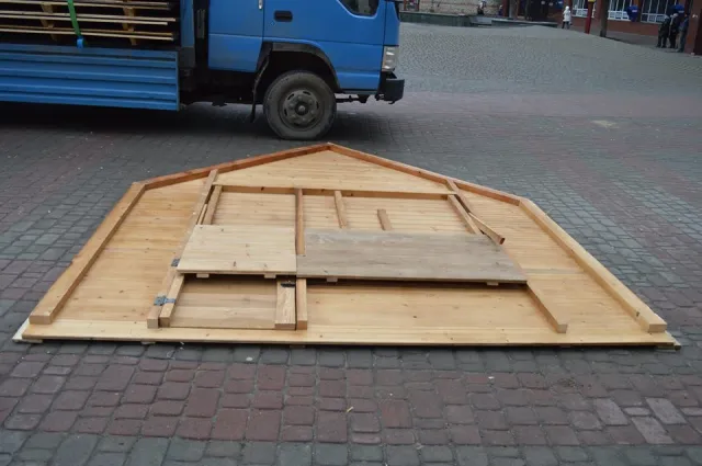 В Івано-Франківську демонтують дерев’яні будиночки для новорічно-різдвяної торгівлі (Фото) — фото 2