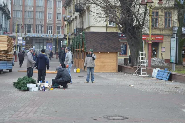 В Івано-Франківську демонтують дерев’яні будиночки для новорічно-різдвяної торгівлі (Фото) — фото 5
