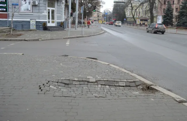 В центрі Франківська провалилась нещодавно укладена бруківка (Фото) — фото 1