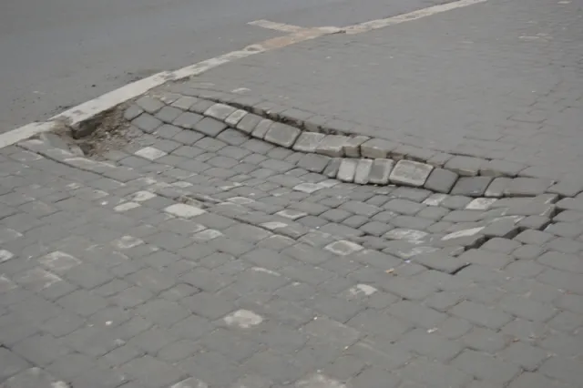 В центрі Франківська провалилась нещодавно укладена бруківка (Фото) — фото 2