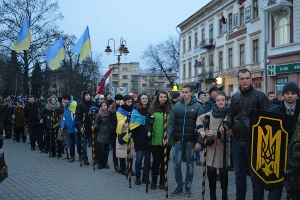 Франківці вшанували пам’ять героїв бою під Крутами смолоскипною ходою (Фоторепортаж) — фото 3