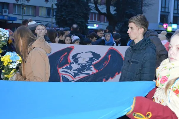 Франківці вшанували пам’ять героїв бою під Крутами смолоскипною ходою (Фоторепортаж) — фото 4