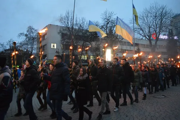 Франківці вшанували пам’ять героїв бою під Крутами смолоскипною ходою (Фоторепортаж) — фото 8