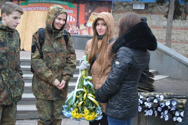 Героїв Крут вшанували читанням патріотичних творів, створенням панно крутянця та фаєр-шоу (Фоторепортаж) — фото 1