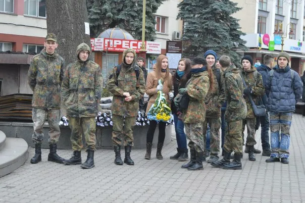 Героїв Крут вшанували читанням патріотичних творів, створенням панно крутянця та фаєр-шоу (Фоторепортаж) — фото 3