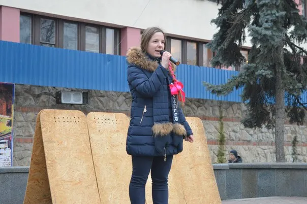 Героїв Крут вшанували читанням патріотичних творів, створенням панно крутянця та фаєр-шоу (Фоторепортаж) — фото 4