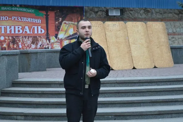 Героїв Крут вшанували читанням патріотичних творів, створенням панно крутянця та фаєр-шоу (Фоторепортаж) — фото 6