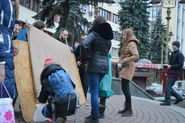 Героїв Крут вшанували читанням патріотичних творів, створенням панно крутянця та фаєр-шоу (Фоторепортаж) — фото 10