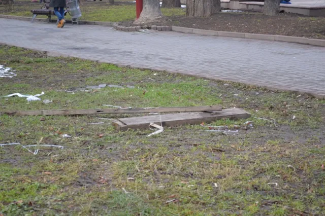 Із газону поруч Вічевого майдану «з'їхала» дивна палатка, залишивши після себе купу сміття (Фото) — фото 3