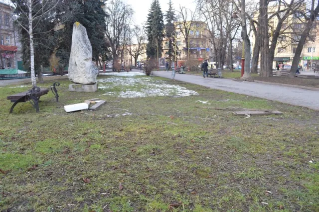 Із газону поруч Вічевого майдану «з'їхала» дивна палатка, залишивши після себе купу сміття (Фото) — фото 4