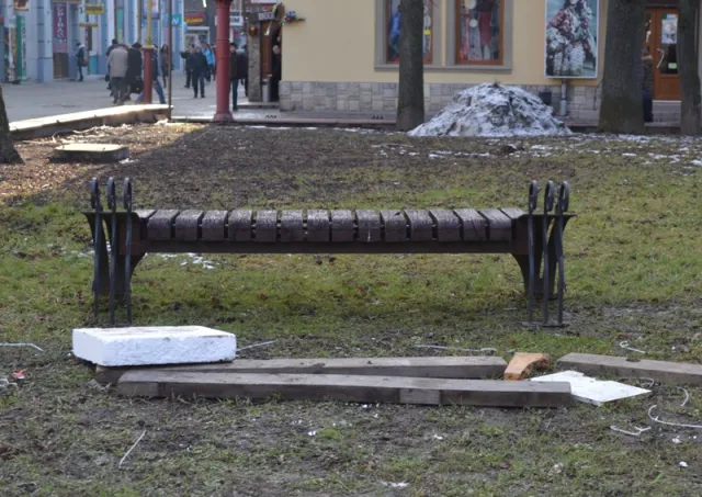 Із газону поруч Вічевого майдану «з'їхала» дивна палатка, залишивши після себе купу сміття (Фото) — фото 5