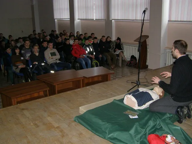 Громадські активісти навчають як надавати першу медичну допомогу (Фото) — фото 1