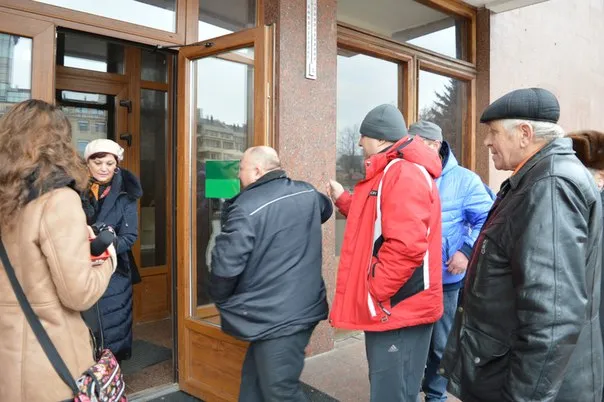 Голова Івано-Франківської облради втік від людей, що прийшли на скаргу? (Фото) — фото 1